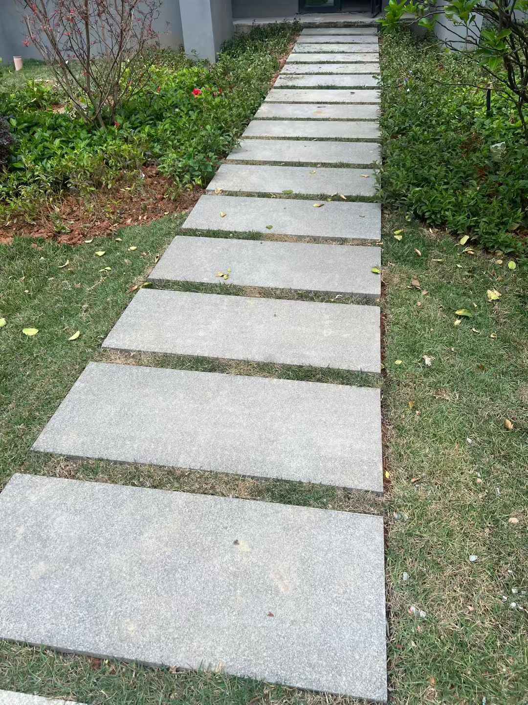 克拉玛依 芝麻黑小区踏步、汀步石铺装效果