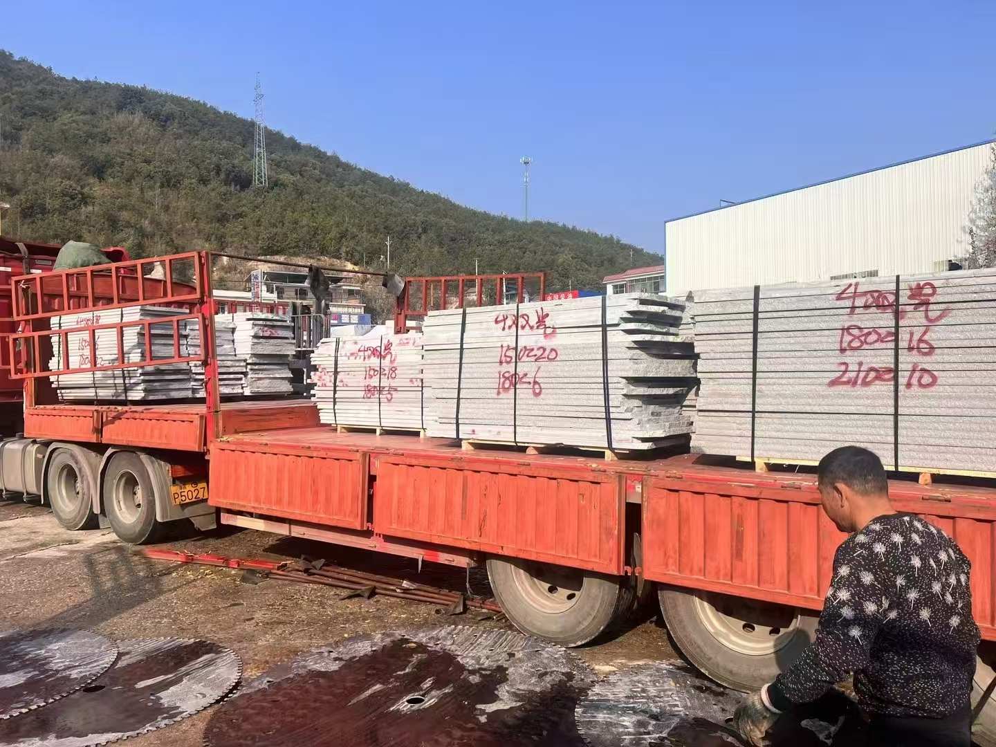 克拉玛依 芝麻灰花岗岩光面毛板出货日常